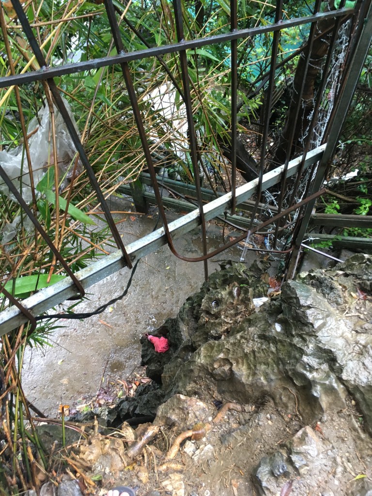 The gate, viewpoint Poem Mountain, Halong Bay